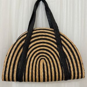 Kate Spade Black and Tan Striped Tote

Barely used No holes Smoke free home